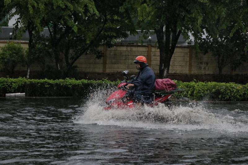 TP.HCM có mưa rất to chiều nay: Nước ngập gần hết bánh xe, người dân 'vượt sóng'- Ảnh 11. TP.HCM có mưa rất to chiều nay: Nước ngập gần hết bánh xe, người dân 'vượt sóng'- Ảnh 11.