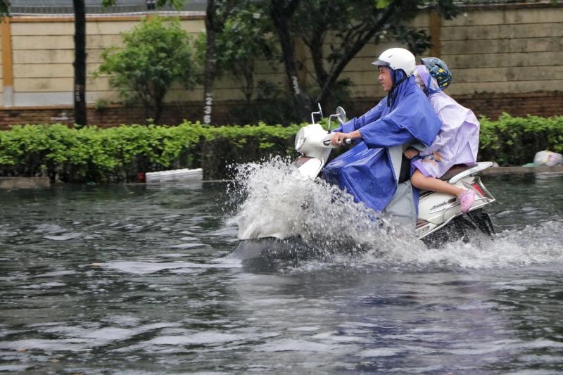 TP.HCM có mưa rất to chiều nay: Nước ngập gần hết bánh xe, người dân 'vượt sóng'- Ảnh 2. TP.HCM có mưa rất to chiều nay: Nước ngập gần hết bánh xe, người dân 'vượt sóng'- Ảnh 2.