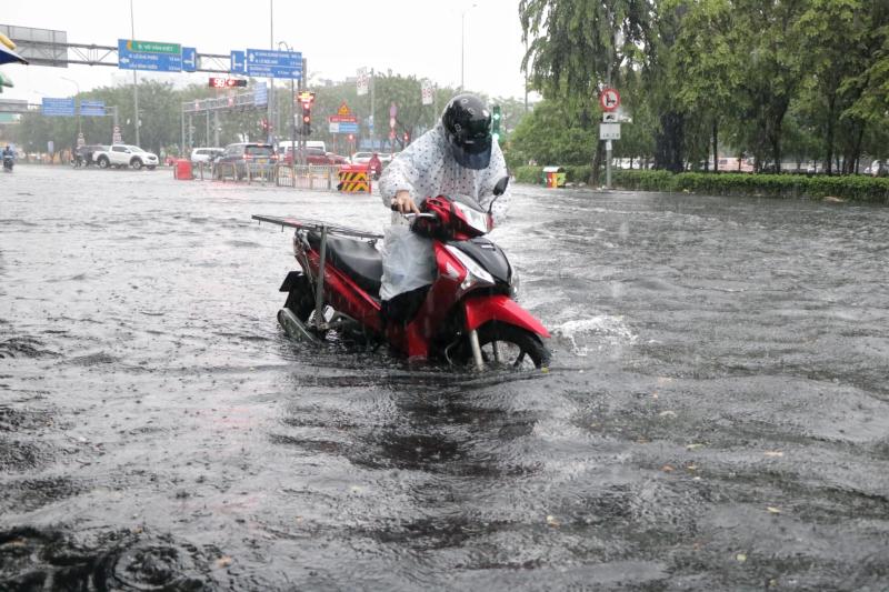 TP.HCM có mưa rất to chiều nay: Nước ngập gần hết bánh xe, người dân 'vượt sóng'- Ảnh 9. TP.HCM có mưa rất to chiều nay: Nước ngập gần hết bánh xe, người dân 'vượt sóng'- Ảnh 9.