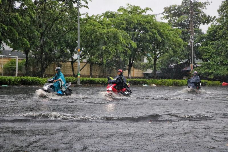 TP.HCM có mưa rất to chiều nay: Nước ngập gần hết bánh xe, người dân 'vượt sóng'- Ảnh 8. TP.HCM có mưa rất to chiều nay: Nước ngập gần hết bánh xe, người dân 'vượt sóng'- Ảnh 8.
