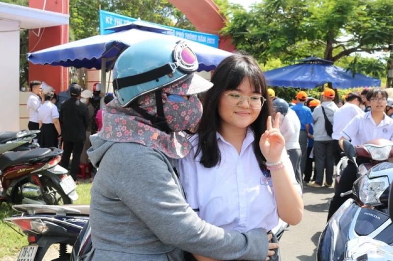 Thi tốt nghiệp THPT 2025: Thí sinh Phú Yên bật khóc khi đọc đề ngữ văn - Ảnh 2.