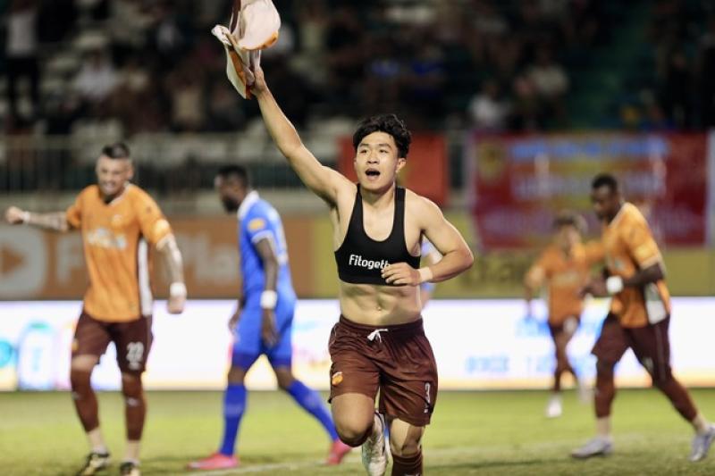 Khi trung vệ trẻ Lý Đức thiếu kiểm soát  - Ảnh 1.