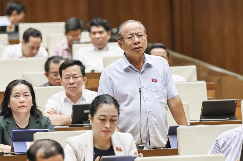 Bộ trưởng GD-ĐT: 'Cấm giáo viên dạy thêm học sinh chính khóa tránh lợi ích chen vào' - Ảnh 1.