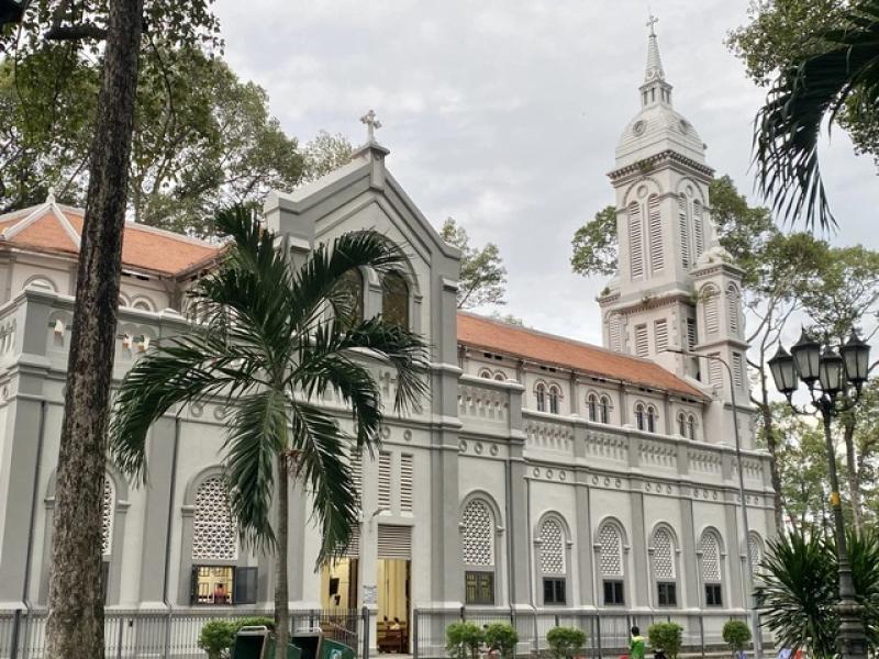 Nhà thờ 103 tuổi trên khu nghĩa trang ở TP.HCM, mang tên thánh nữ bị hỏa thiêu- Ảnh 6. Nhà thờ 103 tuổi trên khu nghĩa trang ở TP.HCM, mang tên thánh nữ bị hỏa thiêu- Ảnh 6.