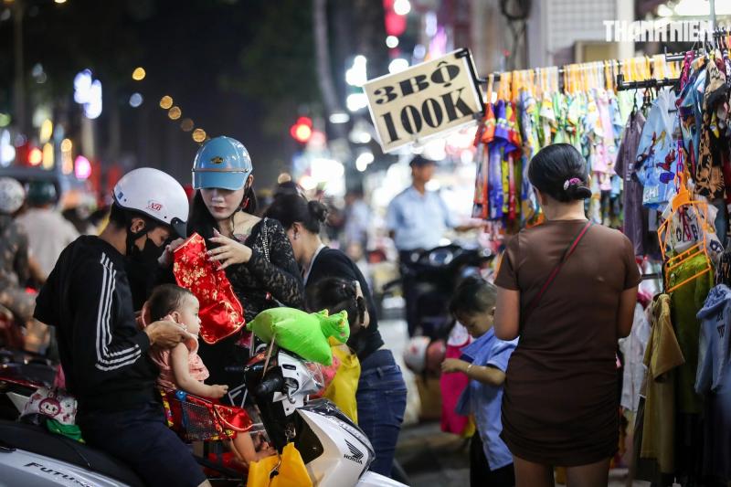 'Con đường quần áo' ở TP.HCM ào ạt xả hàng, cả trăm người mua sắm Tết đến tận khuya- Ảnh 5. 'Con đường quần áo' ở TP.HCM ào ạt xả hàng, cả trăm người mua sắm Tết đến tận khuya- Ảnh 5.