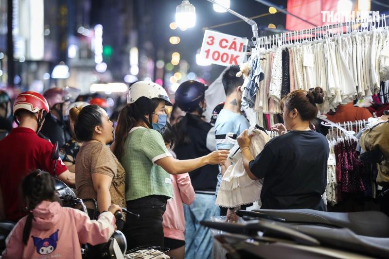 'Con đường quần áo' ở TP.HCM ào ạt xả hàng, cả trăm người mua sắm Tết đến tận khuya- Ảnh 6. 'Con đường quần áo' ở TP.HCM ào ạt xả hàng, cả trăm người mua sắm Tết đến tận khuya- Ảnh 6.