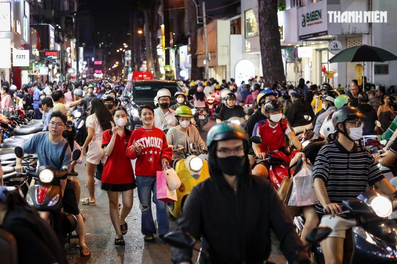 'Con đường quần áo' ở TP.HCM ào ạt xả hàng, cả trăm người mua sắm Tết đến tận khuya- Ảnh 11. 'Con đường quần áo' ở TP.HCM ào ạt xả hàng, cả trăm người mua sắm Tết đến tận khuya- Ảnh 11.
