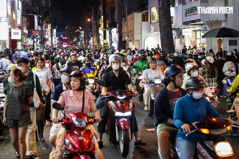 'Con đường quần áo' ở TP.HCM ào ạt xả hàng, cả trăm người mua sắm Tết đến tận khuya- Ảnh 13. 'Con đường quần áo' ở TP.HCM ào ạt xả hàng, cả trăm người mua sắm Tết đến tận khuya- Ảnh 13.