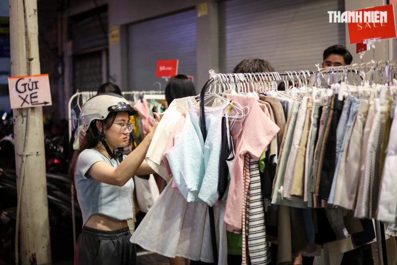 'Con đường quần áo' ở TP.HCM ào ạt xả hàng, cả trăm người mua sắm Tết đến tận khuya- Ảnh 10. 'Con đường quần áo' ở TP.HCM ào ạt xả hàng, cả trăm người mua sắm Tết đến tận khuya- Ảnh 10.