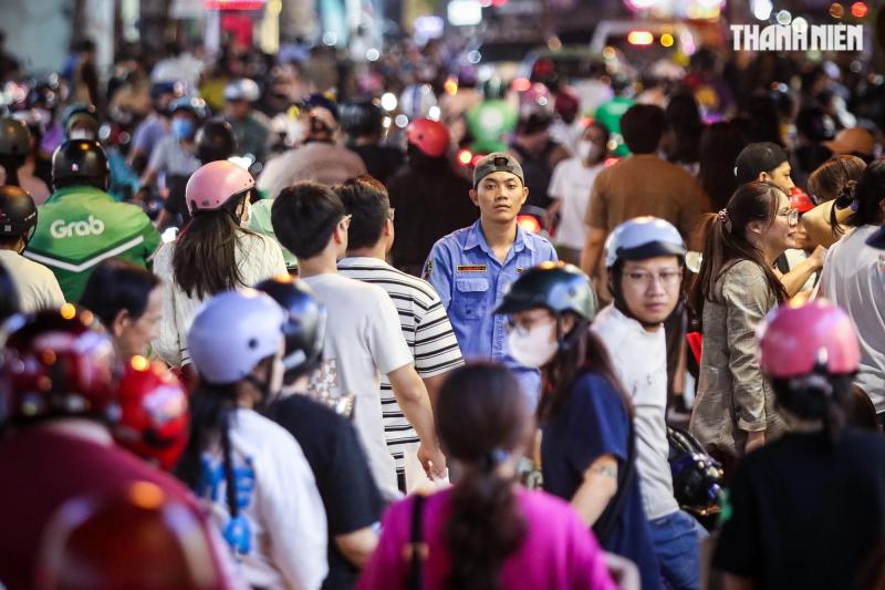 'Con đường quần áo' ở TP.HCM ào ạt xả hàng, cả trăm người mua sắm Tết đến tận khuya- Ảnh 12. 'Con đường quần áo' ở TP.HCM ào ạt xả hàng, cả trăm người mua sắm Tết đến tận khuya- Ảnh 12.