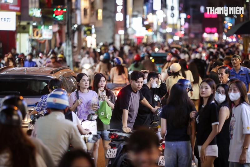 'Con đường quần áo' ở TP.HCM ào ạt xả hàng, cả trăm người mua sắm Tết đến tận khuya- Ảnh 7. 'Con đường quần áo' ở TP.HCM ào ạt xả hàng, cả trăm người mua sắm Tết đến tận khuya- Ảnh 7.