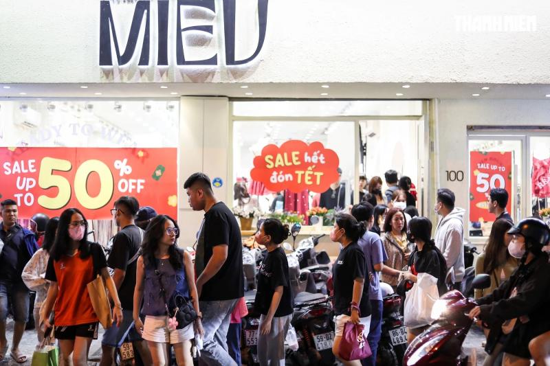 'Con đường quần áo' ở TP.HCM ào ạt xả hàng, cả trăm người mua sắm Tết đến tận khuya- Ảnh 8. 'Con đường quần áo' ở TP.HCM ào ạt xả hàng, cả trăm người mua sắm Tết đến tận khuya- Ảnh 8.