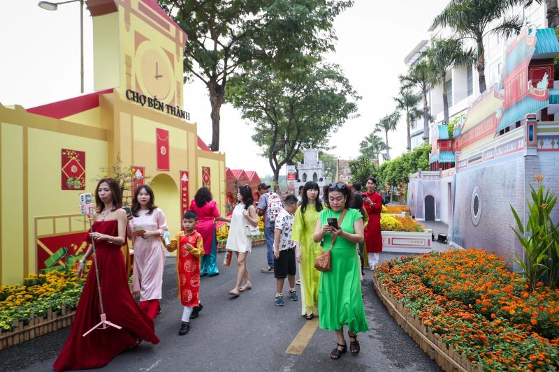 Chiều nay đường hoa 'khu nhà giàu' Phú Mỹ Hưng ra mắt: Người dân TP.HCM nô nức check-in- Ảnh 5.