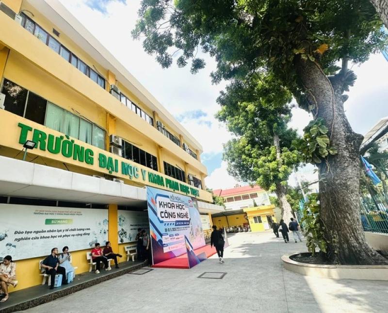 Học phí đào tạo bác sĩ tại Trường ĐH Y khoa Phạm Ngọc Thạch 55,2 triệu đồng - Ảnh 1.