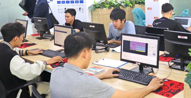 Kỹ sư thiết kế vi mạch bán dẫn làm việc tại Khu công nghệ cao TP.HCM
