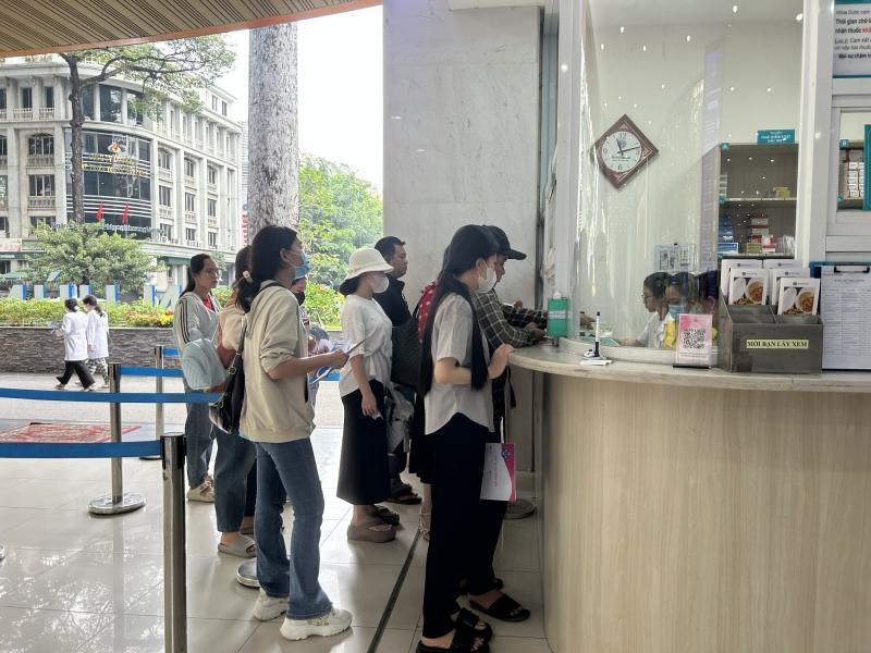 Người trẻ đeo khẩu trang, hạn chế đi chơi… để chủ động phòng dịch Covid-19 trở lại - Ảnh 1. Người trẻ đeo khẩu trang, hạn chế đi chơi… để chủ động phòng dịch Covid-19 trở lại - Ảnh 1.