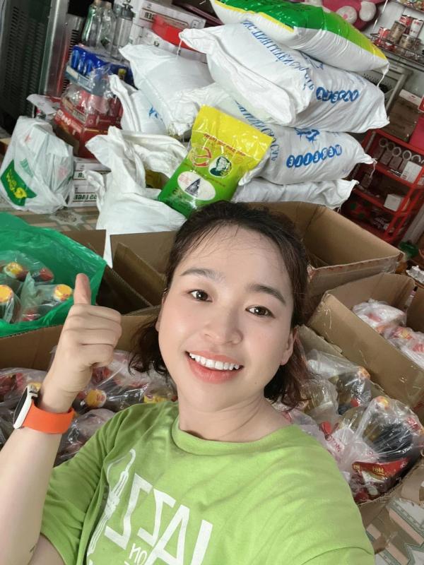 Chia sẻ phần ăn treo hỗ trợ người khó khăn tại tiệm bánh mì chị Trân - Ảnh 2.