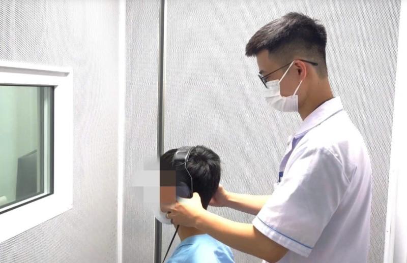 Nam thanh niên bị điếc đột ngột do tắm đêm: Nguyên nhân và cách phòng ngừa - Ảnh 1. Nam thanh niên bị điếc đột ngột do tắm đêm: Nguyên nhân và cách phòng ngừa - Ảnh 1.
