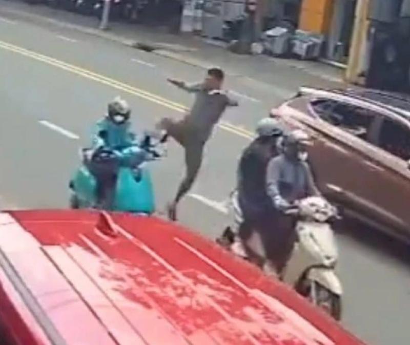 Đạp ngã xe máy giữa đường: Hành vi quá nguy hiểm!- Ảnh 1.