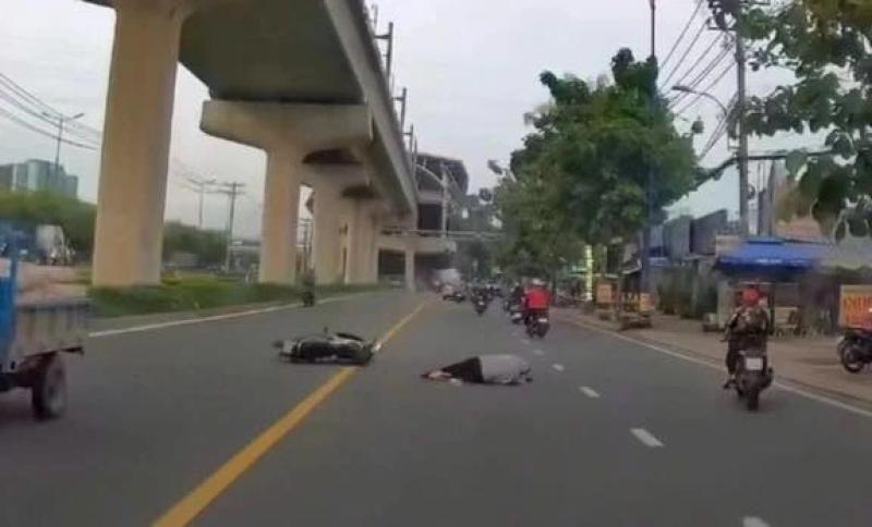 Đạp ngã xe máy giữa đường: Hành vi quá nguy hiểm!- Ảnh 2.