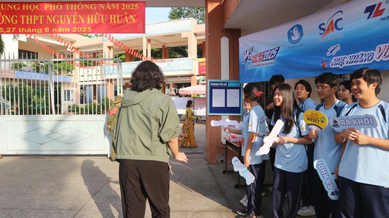 Học sinh THPT tiếp sức thí sinh với máy tính và vật dụng cần thiết - Ảnh 1. Học sinh THPT tiếp sức thí sinh với máy tính và vật dụng cần thiết - Ảnh 1.