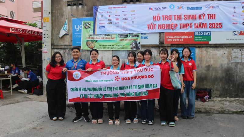 Học sinh THPT tiếp sức thí sinh với máy tính và vật dụng cần thiết - Ảnh 3. Học sinh THPT tiếp sức thí sinh với máy tính và vật dụng cần thiết - Ảnh 3.