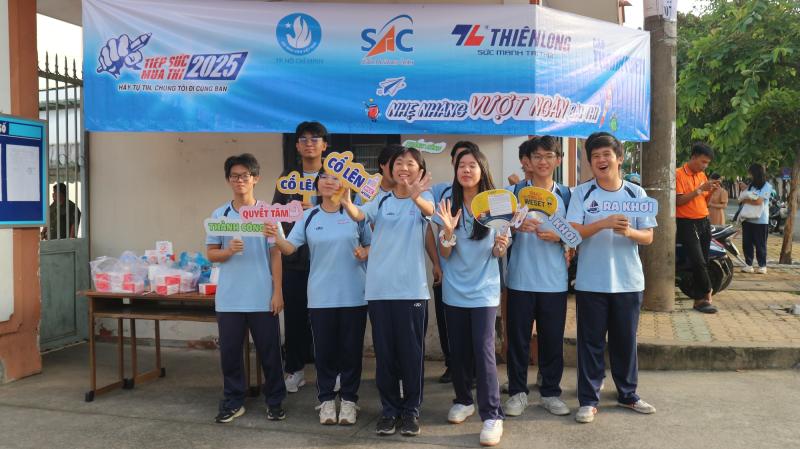 Học sinh THPT tiếp sức thí sinh với máy tính và vật dụng cần thiết - Ảnh 2. Học sinh THPT tiếp sức thí sinh với máy tính và vật dụng cần thiết - Ảnh 2.