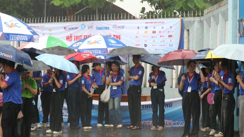 Một buổi chiều thi THPT đầy cảm xúc - Ảnh 2.