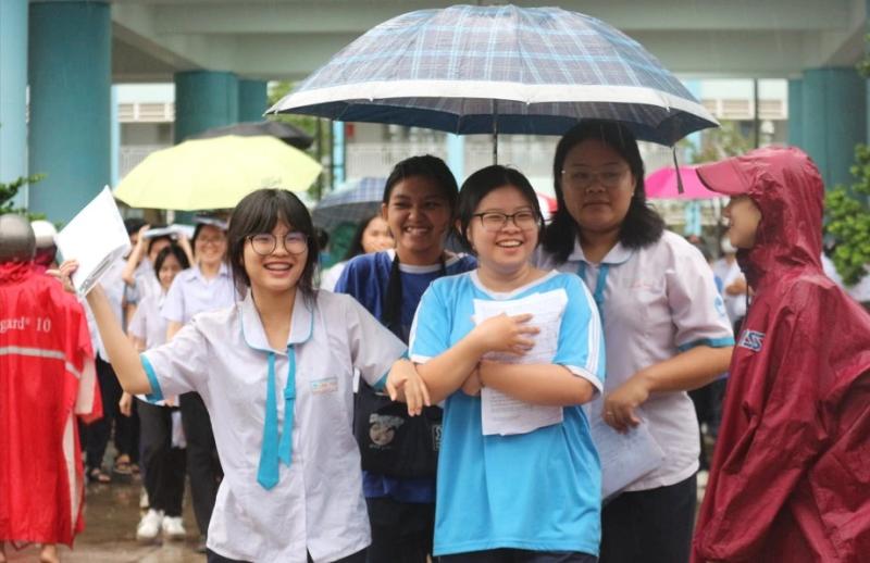 Một buổi chiều thi THPT đầy cảm xúc - Ảnh 4.