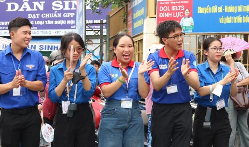 Một buổi chiều thi THPT đầy cảm xúc - Ảnh 7.
