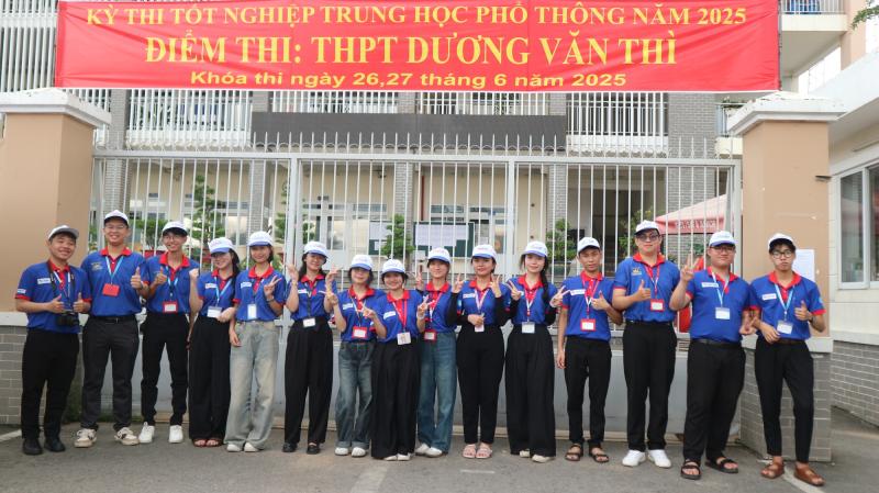 Tình nguyện viên nhiệt huyết trong mùa thi tốt nghiệp THPT - Ảnh 2.