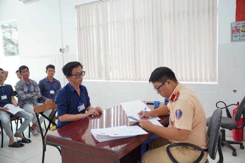 Chưa nộp phạt nguội và phạt nóng không được thi sát hạch bằng lái xe - Ảnh 1.