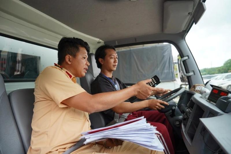Chưa nộp phạt nguội và phạt nóng không được thi sát hạch bằng lái xe - Ảnh 2.