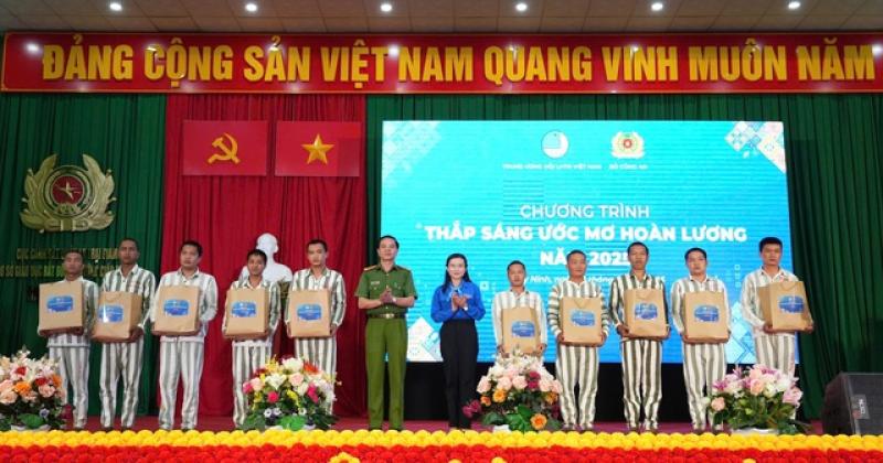 Thắp sáng ước mơ hoàn lương: Đánh thức những khởi đầu mới- Ảnh 3. Thắp sáng ước mơ hoàn lương: Đánh thức những khởi đầu mới- Ảnh 3.