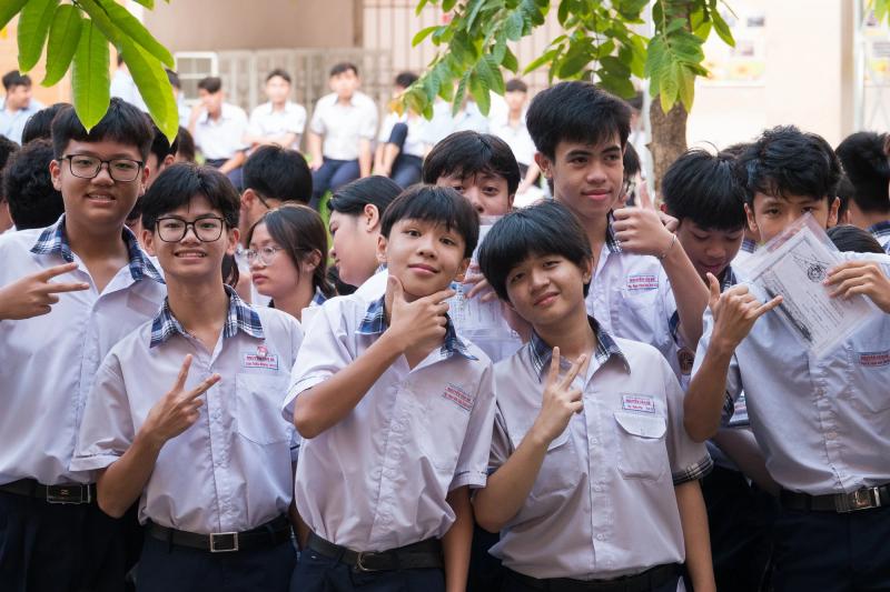 Khoảnh khắc nặng tình trong những ngày thi lớp 10 'nhẹ lòng'- Ảnh 2.