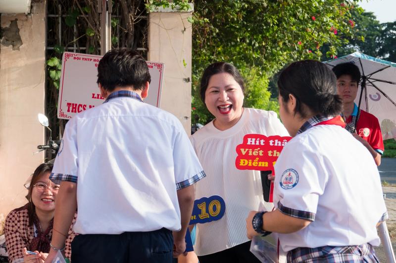 Khoảnh khắc nặng tình trong những ngày thi lớp 10 'nhẹ lòng'- Ảnh 1.