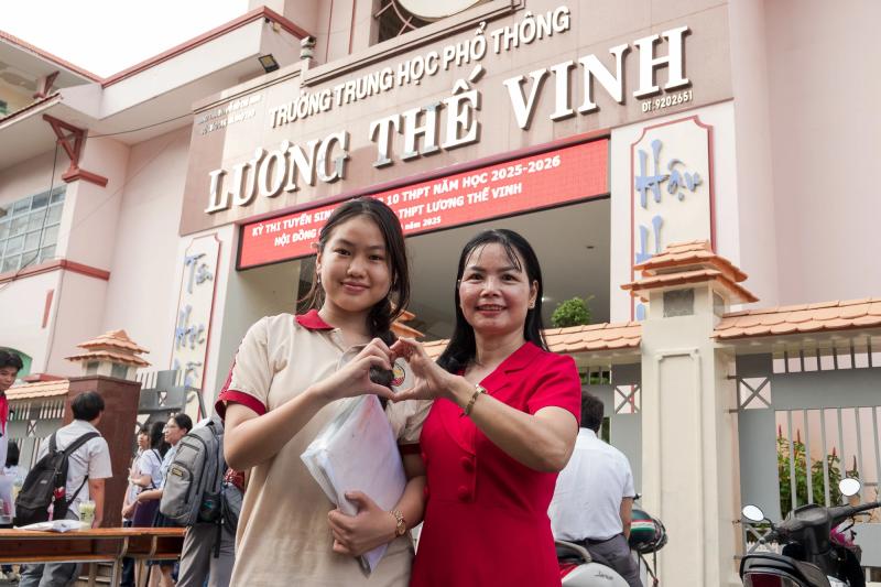 Khoảnh khắc nặng tình trong những ngày thi lớp 10 'nhẹ lòng'- Ảnh 14.
