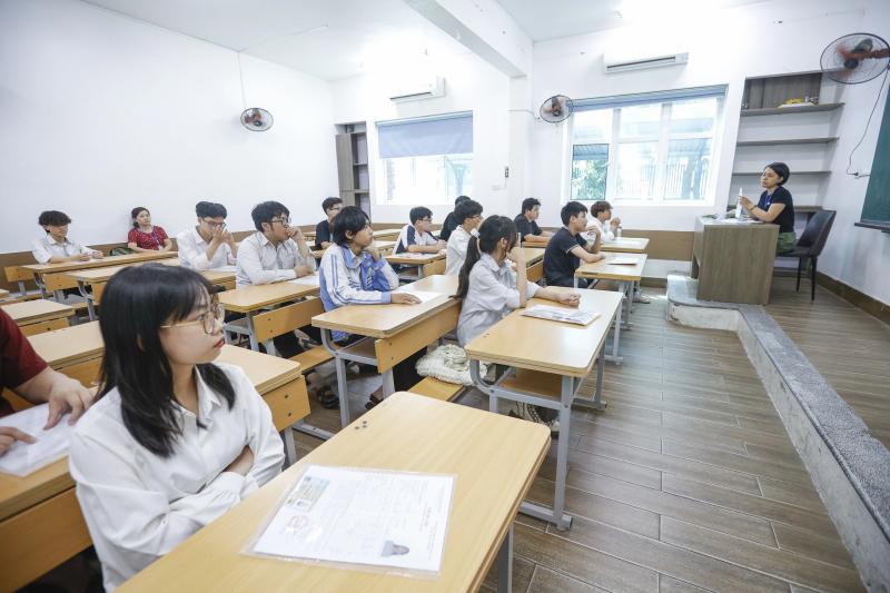 Thí sinh Hà Nội chuẩn bị cho kỳ thi tốt nghiệp THPT 2025 dưới nắng nóng - Ảnh 7.