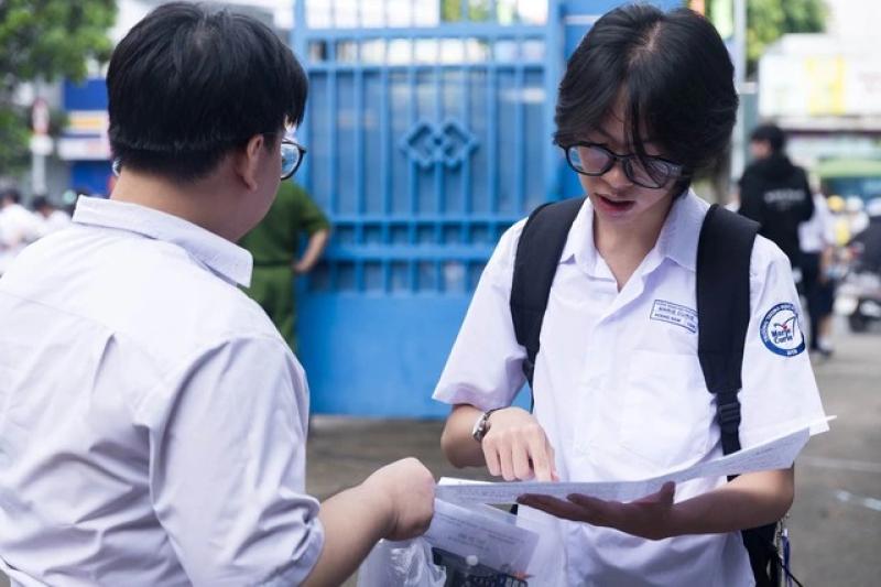 Điểm SAT 1% thế giới cũng sốc với độ khó đề tiếng Anh thi tốt nghiệp THPT - Ảnh 3.