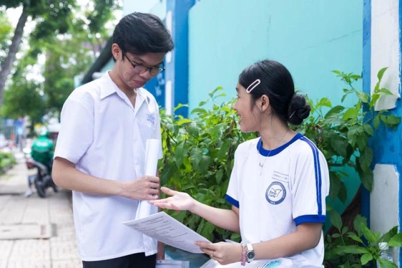 Thí sinh nói đề lý, hóa thi tốt nghiệp THPT ‘dễ ẹc’, chỉ cần sách giáo khoa - Ảnh 1.