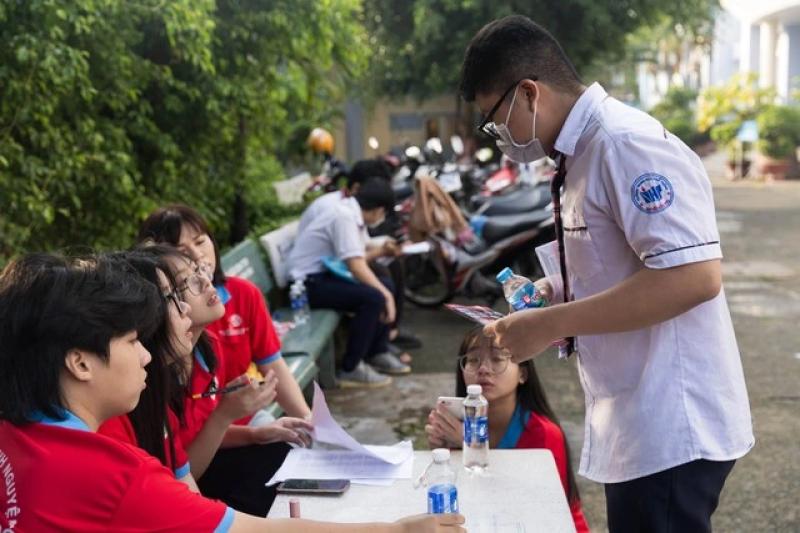 Câu chuyện cảm động của cô giáo và thí sinh thi tốt nghiệp THPT 2025 - Ảnh 2. Câu chuyện cảm động của cô giáo và thí sinh thi tốt nghiệp THPT 2025 - Ảnh 2.