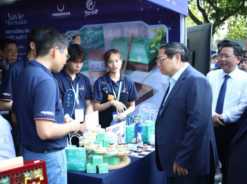 Thủ tướng thăm gian hàng của sinh viên tài ngày hội