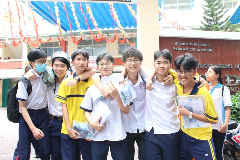Người rơi lệ, người tươi như hoa sau giờ thi toán lớp 10 TP.HCM - Ảnh 8.