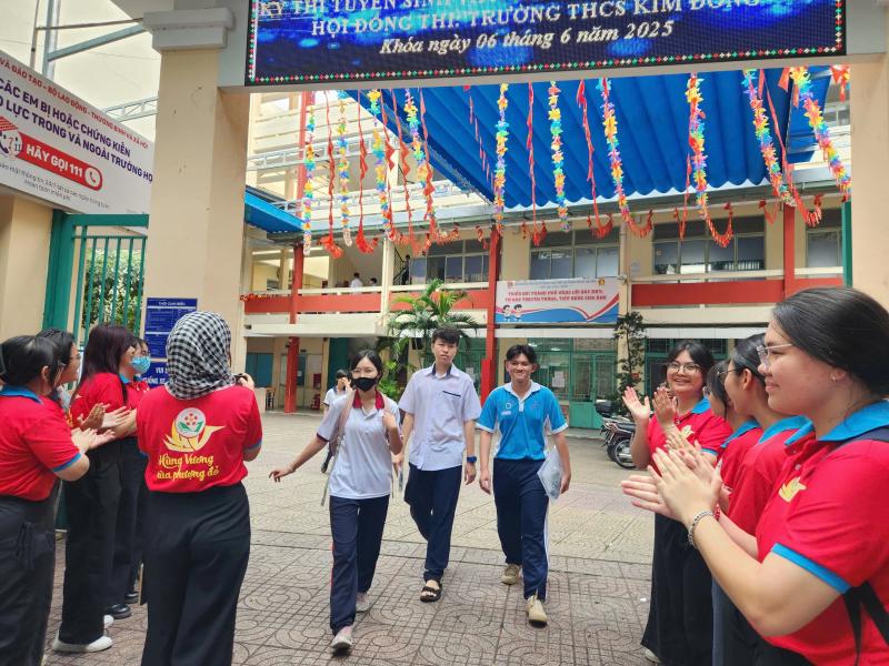 Người rơi lệ, người tươi như hoa sau giờ thi toán lớp 10 TP.HCM - Ảnh 6.