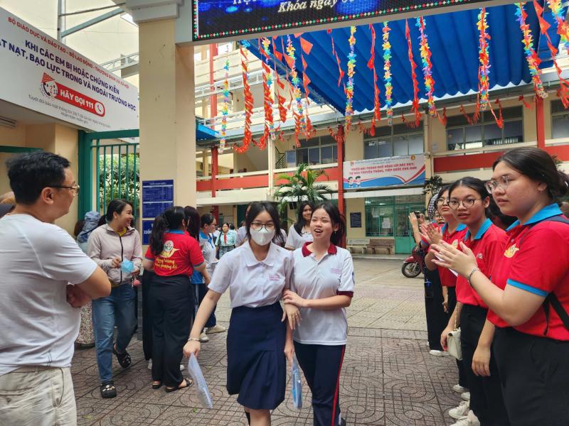 Người rơi lệ, người tươi như hoa sau giờ thi toán lớp 10 TP.HCM - Ảnh 10.