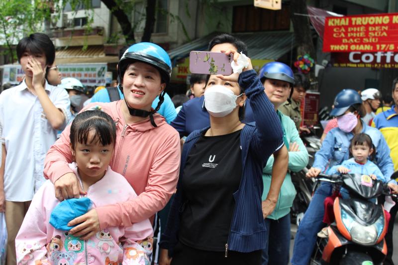 Phụ huynh TP.HCM vẫn 'nín thở' vì con thi lớp 10, dù tỷ lệ đậu 90%- Ảnh 1. Phụ huynh TP.HCM vẫn 'nín thở' vì con thi lớp 10, dù tỷ lệ đậu 90%- Ảnh 1.