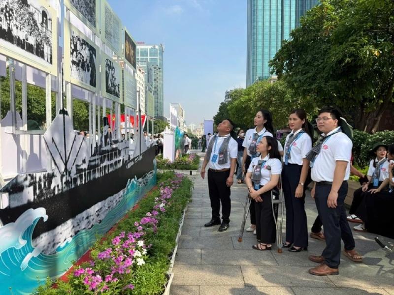 Triển lãm ảnh quý về cuộc đời và sự nghiệp Chủ tịch Hồ Chí Minh- Ảnh 1.