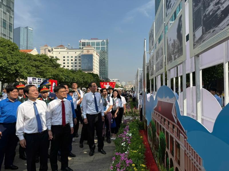 Triển lãm ảnh quý về cuộc đời và sự nghiệp Chủ tịch Hồ Chí Minh- Ảnh 2.