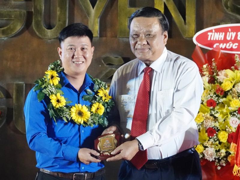 10 gương mặt trẻ tiêu biểu tỉnh Bình Định được trao giải thưởng Ngô Mây- Ảnh 2. 10 gương mặt trẻ tiêu biểu tỉnh Bình Định được trao giải thưởng Ngô Mây- Ảnh 2.
