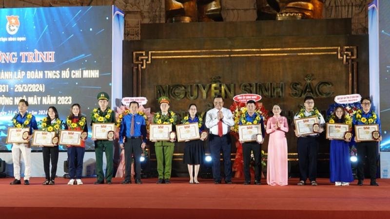 10 gương mặt trẻ tiêu biểu tỉnh Bình Định được trao giải thưởng Ngô Mây- Ảnh 1. 10 gương mặt trẻ tiêu biểu tỉnh Bình Định được trao giải thưởng Ngô Mây- Ảnh 1.
